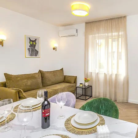 Biondina “luxury In The Center” سبليت