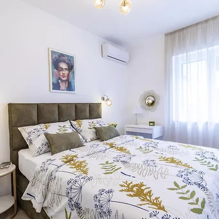 Biondina “luxury In The Center” * سبليت